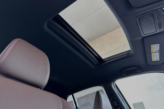 Vehicle image 18 of 32