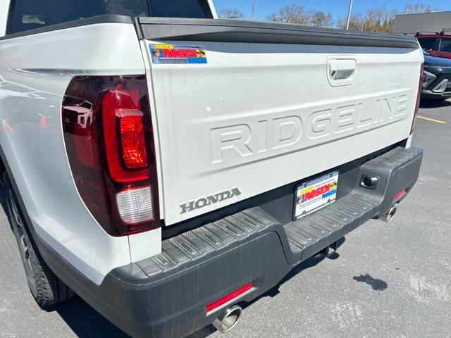 Vehicle image 33 of 36