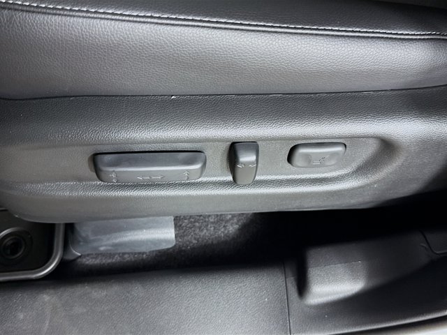 Vehicle image 21 of 35
