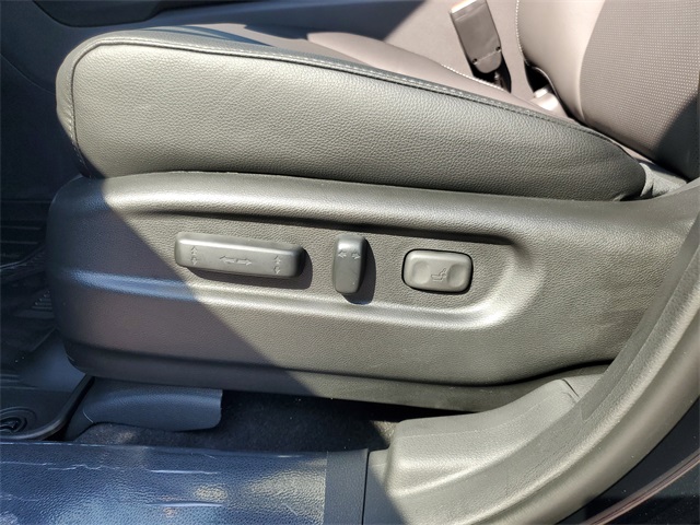 Vehicle image 26 of 30