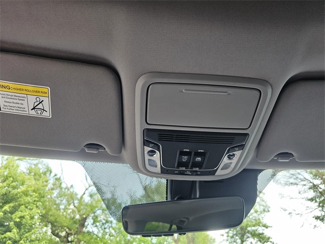 Vehicle image 21 of 25