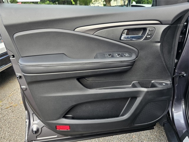 Vehicle image 16 of 25