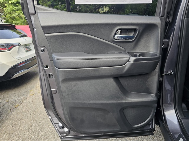 Vehicle image 18 of 25