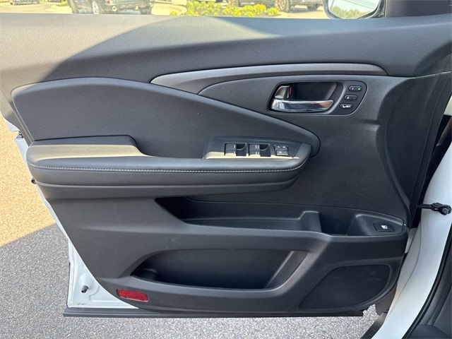 Vehicle image 10 of 16