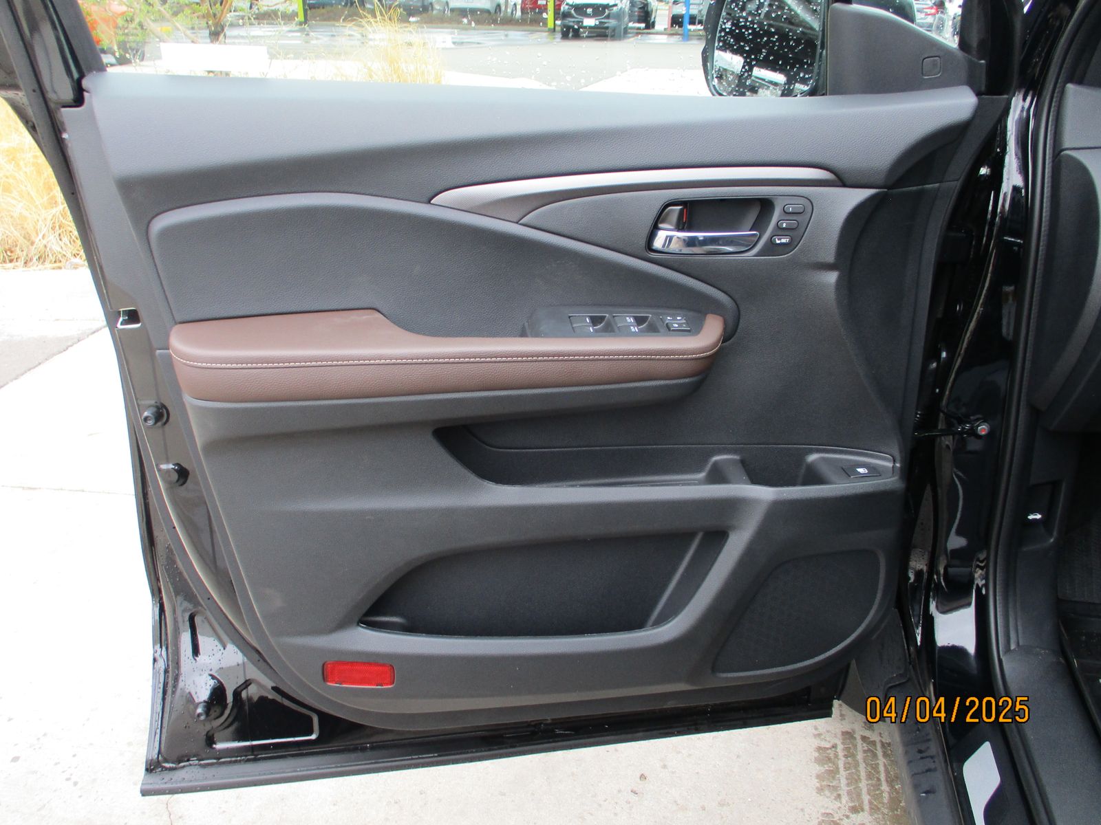 Vehicle image 23 of 34