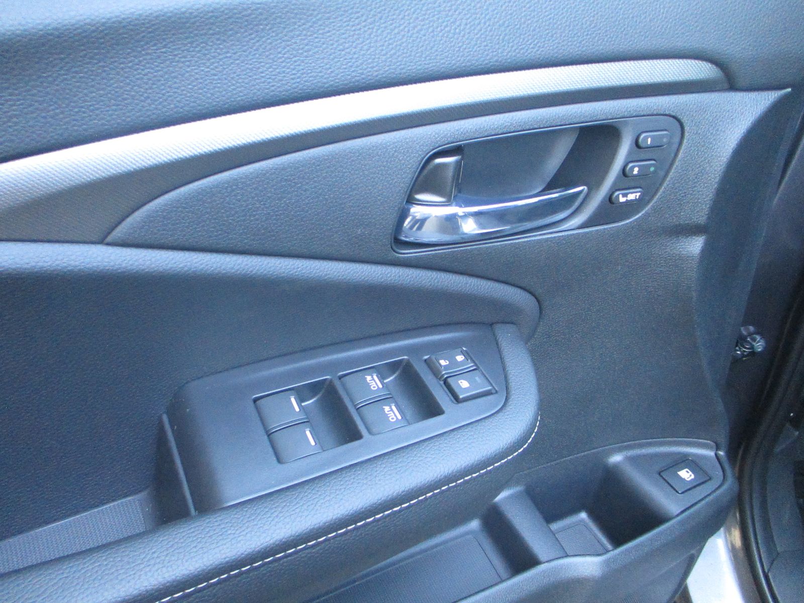 Vehicle image 23 of 35