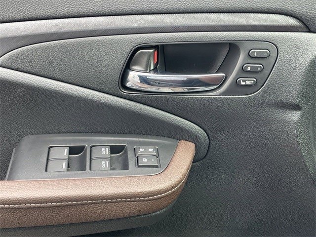 Vehicle image 21 of 25