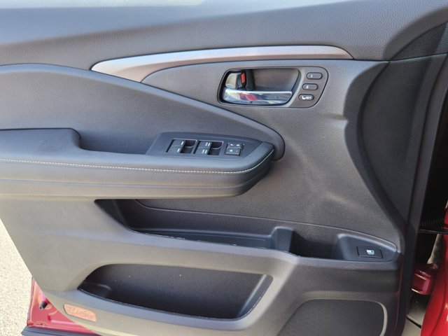 Vehicle image 37 of 39