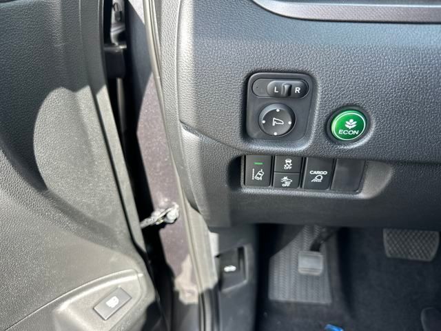 Vehicle image 13 of 35