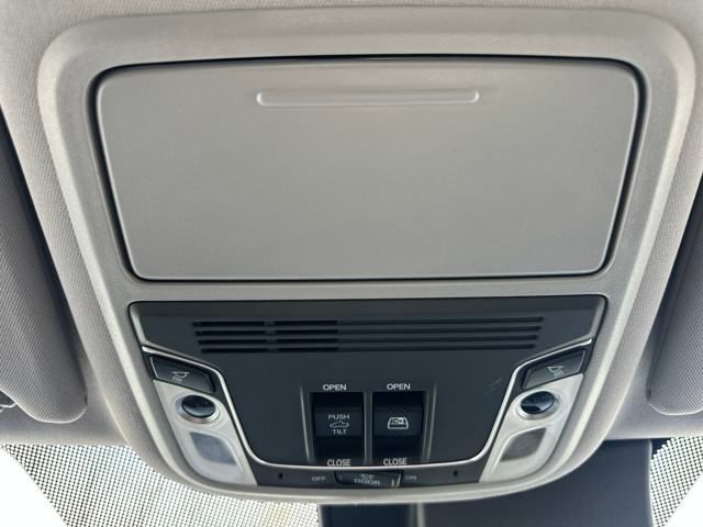 Vehicle image 28 of 35