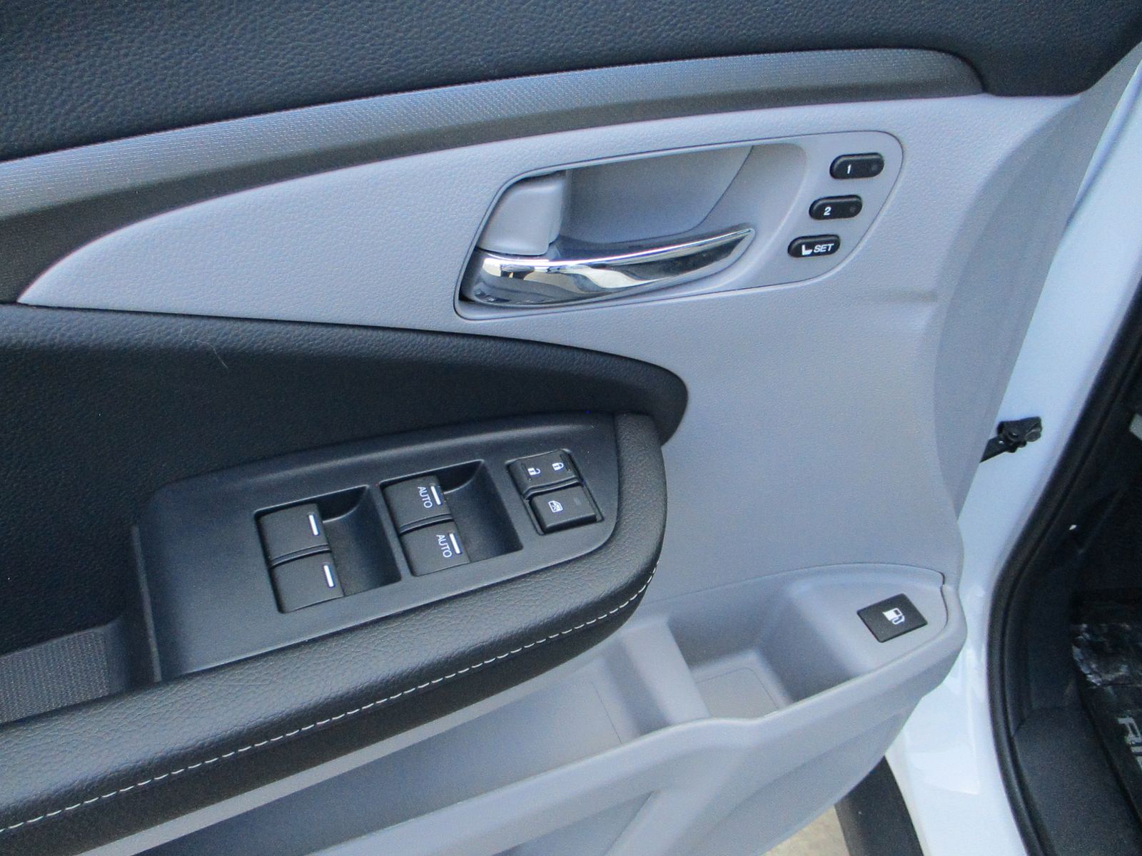 Vehicle image 24 of 37