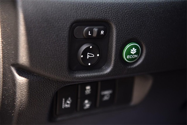 Vehicle image 12 of 28