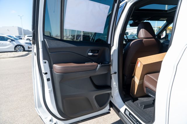 Vehicle image 17 of 43
