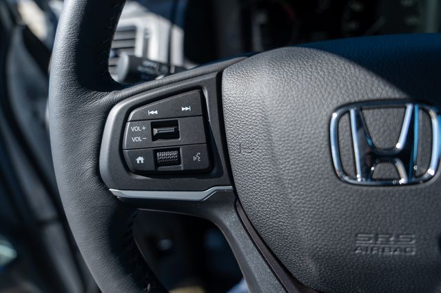 Vehicle image 33 of 43