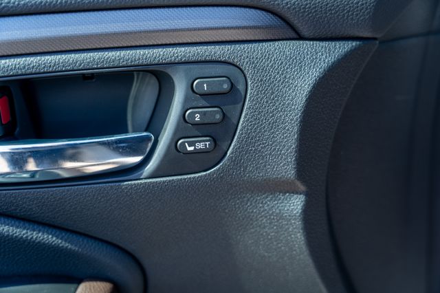 Vehicle image 28 of 43