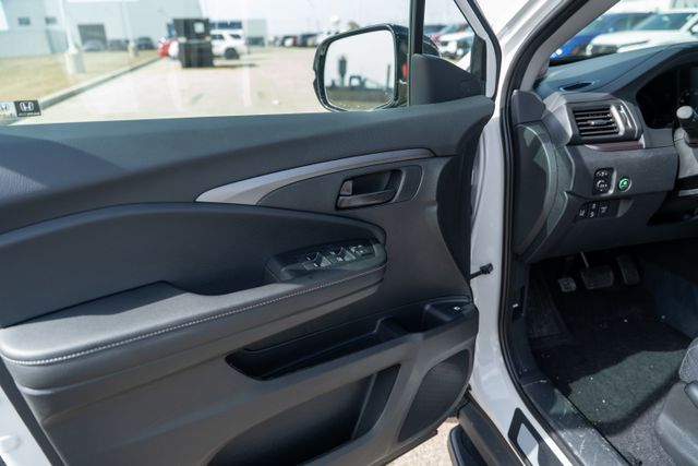Vehicle image 21 of 40
