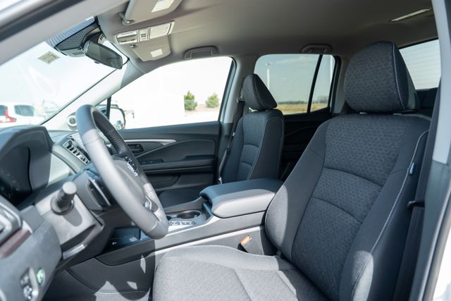 Vehicle image 15 of 40