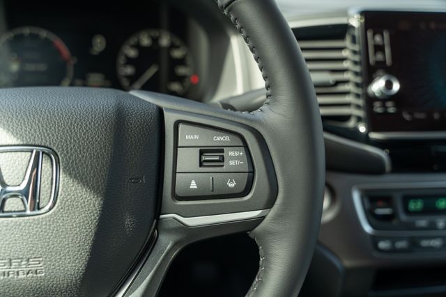 Vehicle image 27 of 40