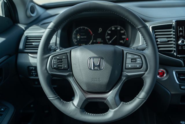 Vehicle image 13 of 40