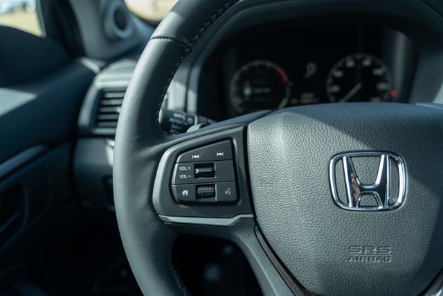 Vehicle image 26 of 40