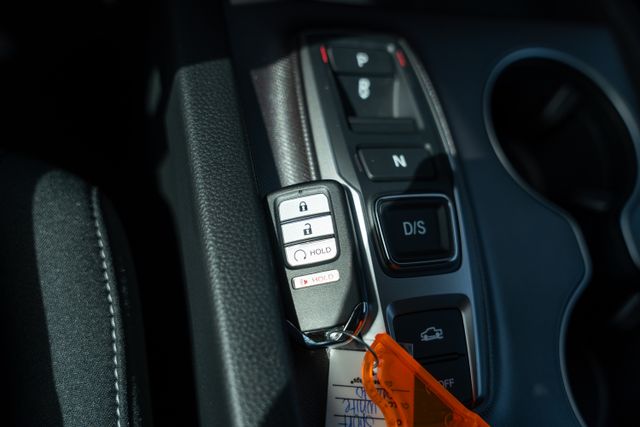 Vehicle image 33 of 40