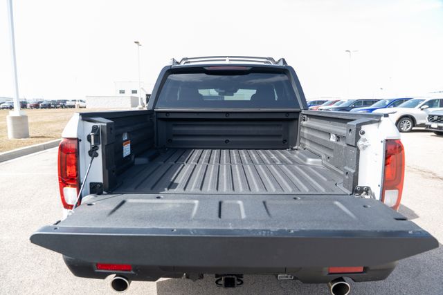 Vehicle image 17 of 40