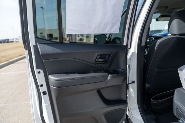 Vehicle image 19 of 40