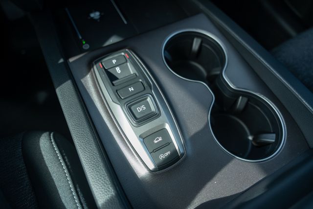 Vehicle image 32 of 40