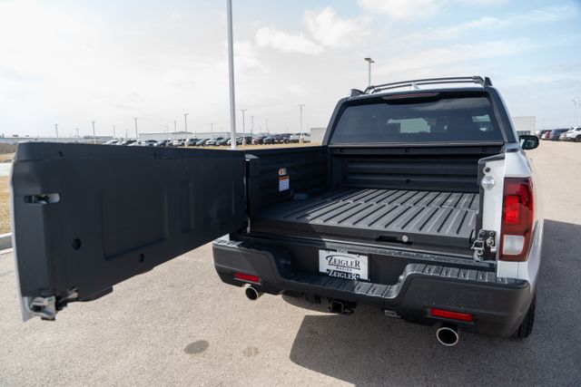 Vehicle image 18 of 40