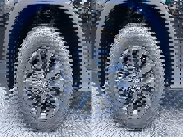 Vehicle image 25 of 28