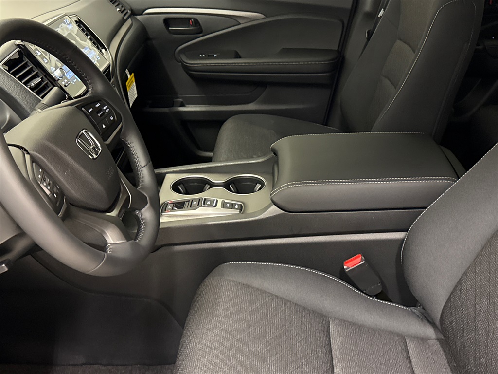 Vehicle image 16 of 23