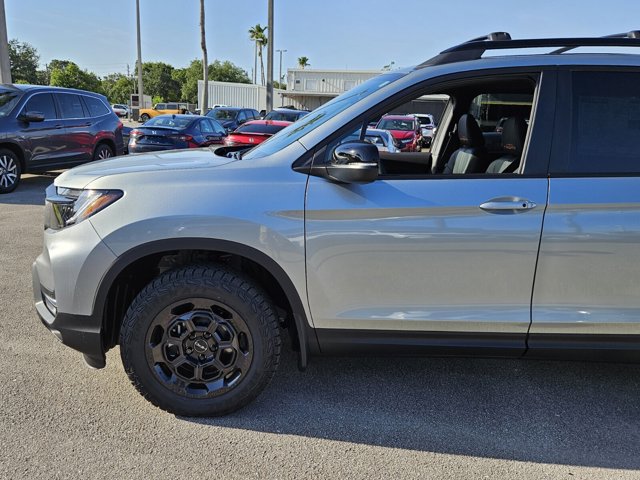Vehicle image 10 of 40
