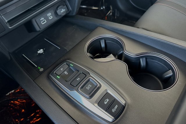 Vehicle image 24 of 32