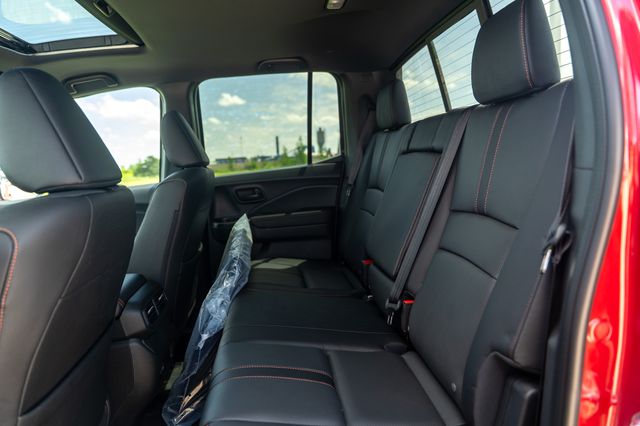 Vehicle image 16 of 40
