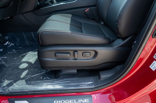 Vehicle image 34 of 40
