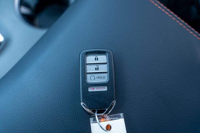 Vehicle image 27 of 40