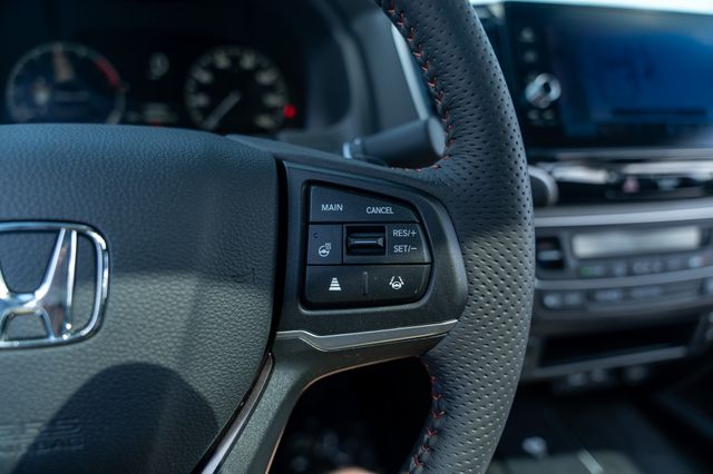 Vehicle image 21 of 40