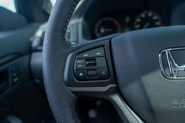 Vehicle image 32 of 40