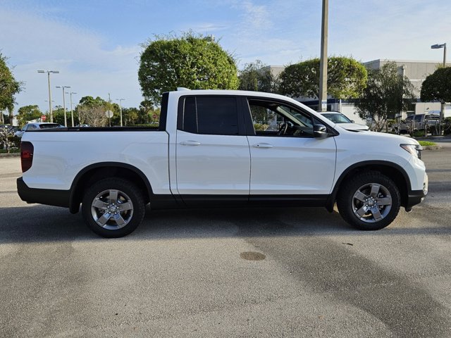 Vehicle image 4 of 40