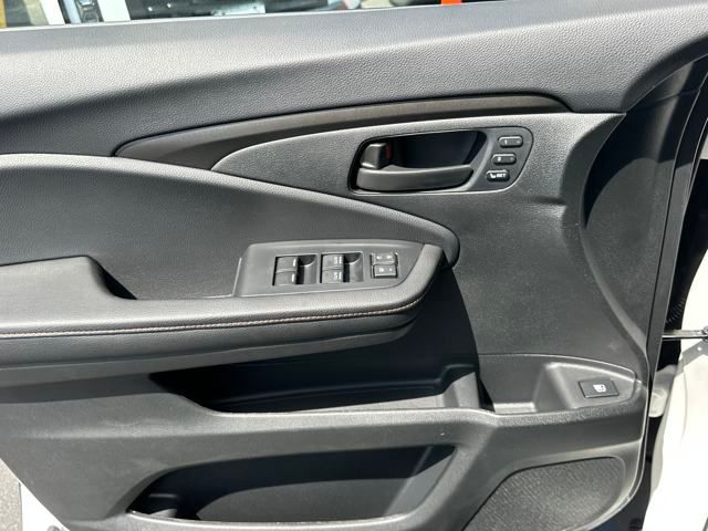 Vehicle image 10 of 37