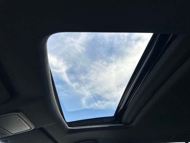 Vehicle image 31 of 37