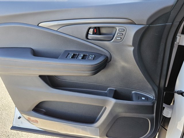 Vehicle image 38 of 39