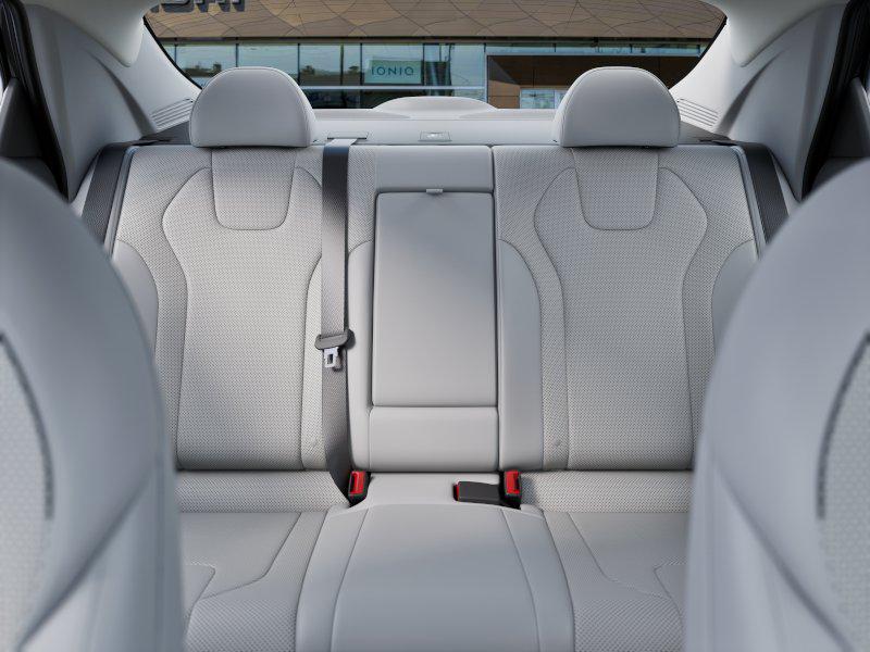 2025 Hyundai Elantra Limited Image 10 of 18