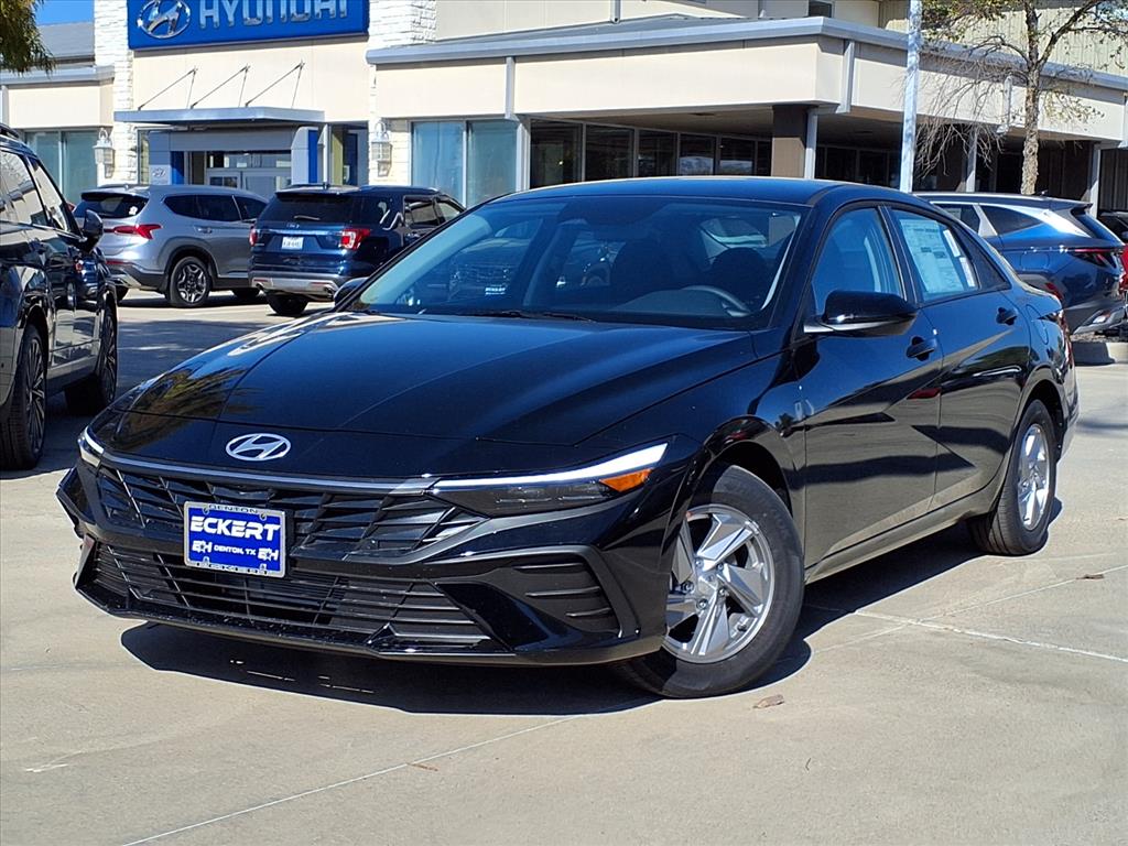 2025 Hyundai Elantra SE Image 1 of 15