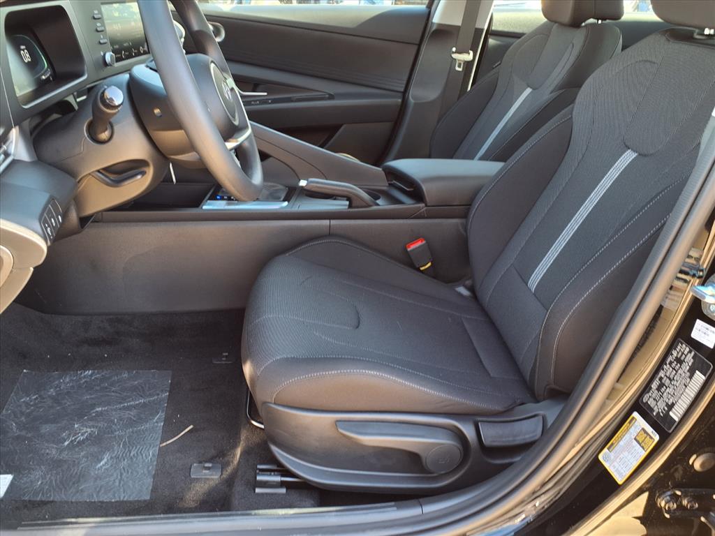 2025 Hyundai Elantra SE Image 4 of 15
