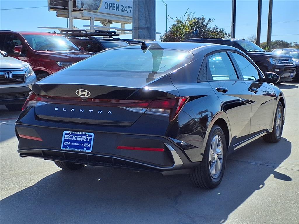 2025 Hyundai Elantra SE Image 2 of 15