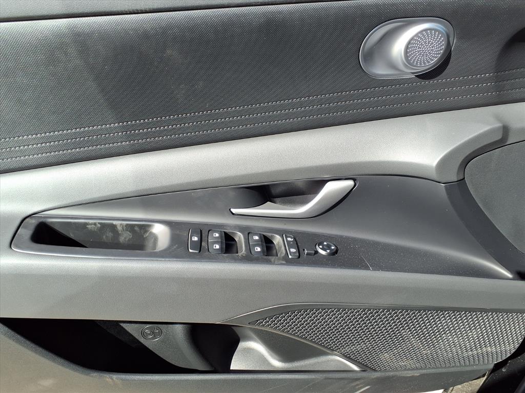 2025 Hyundai Elantra SE Image 10 of 15