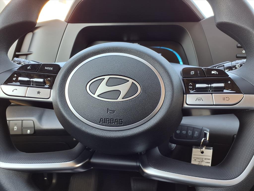 2025 Hyundai Elantra SE Image 12 of 15