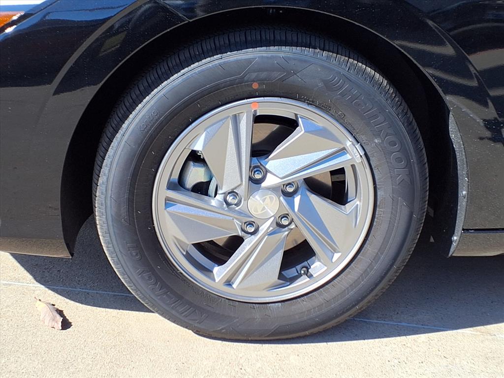 2025 Hyundai Elantra SE Image 3 of 15