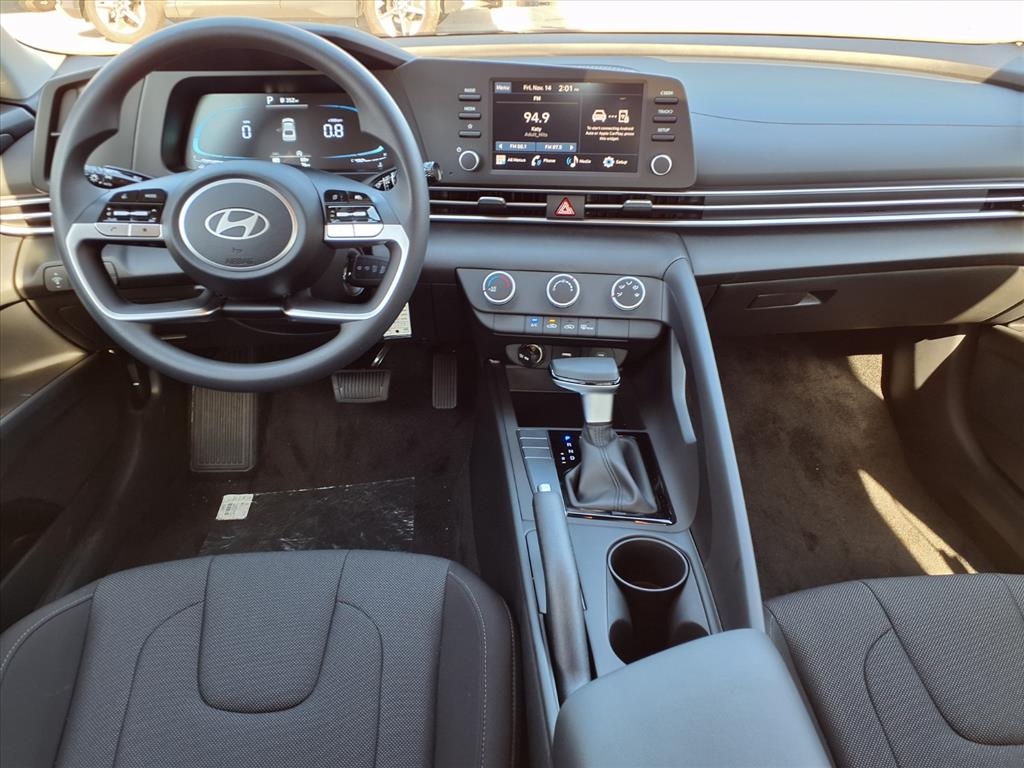2025 Hyundai Elantra SE Image 6 of 15
